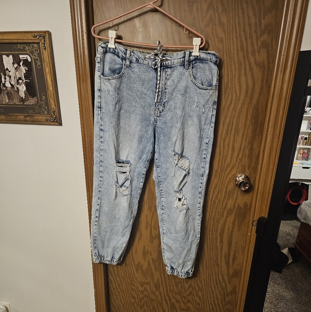 Celebrity Pink cargo distressed light wash